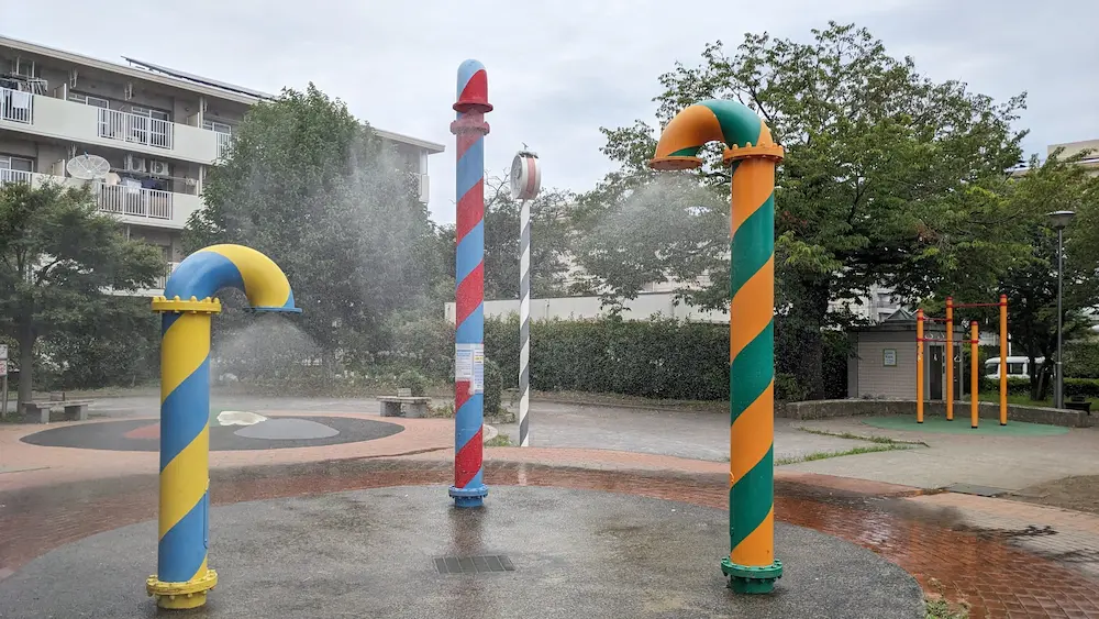 練馬区豊玉さくら公園の噴水からミストがながれる様子