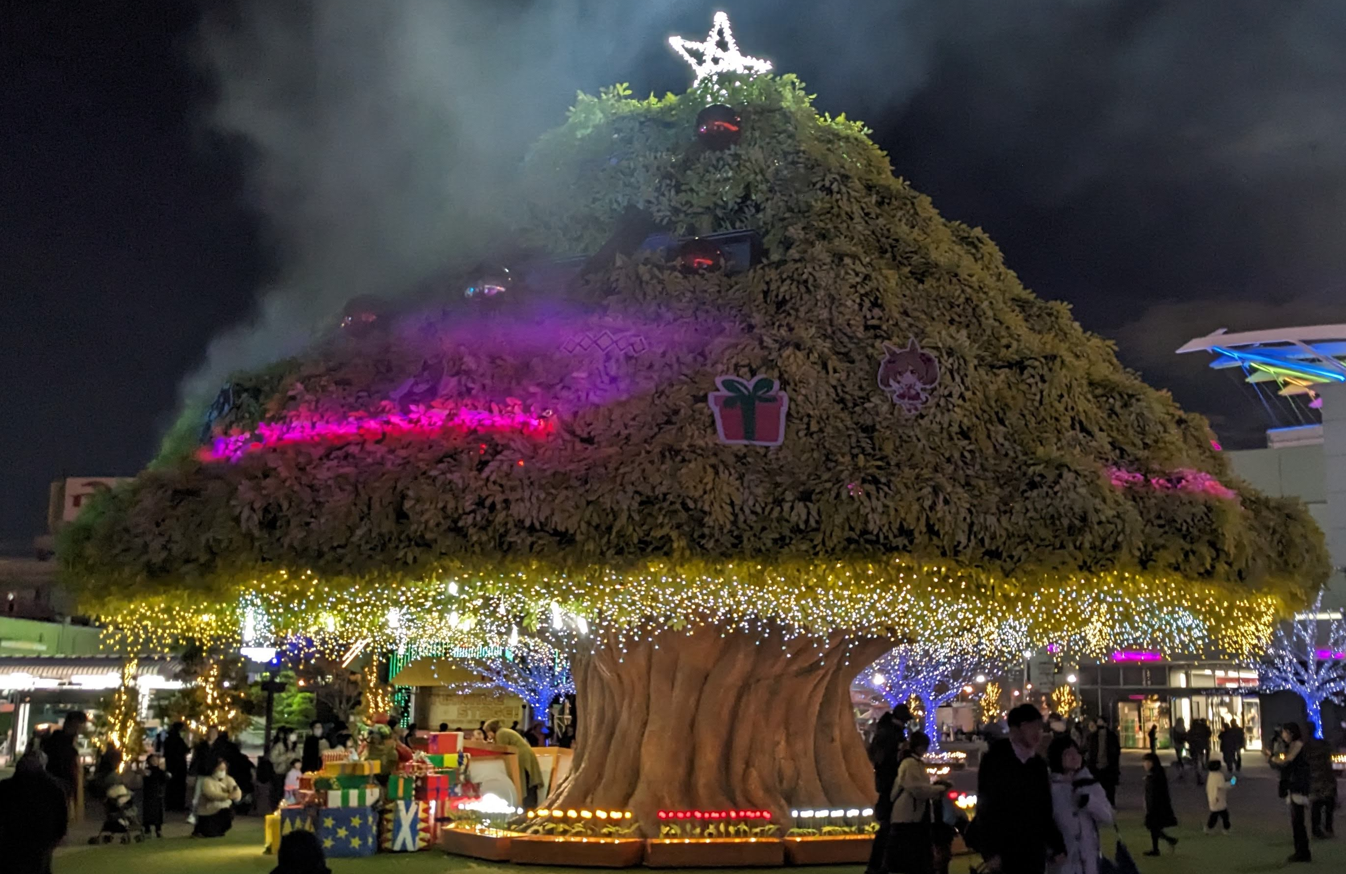 大井競馬場の東京メガイルミネーションのクリスマスツリーの様子