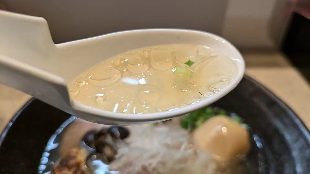 東京都練馬駅北口のラーメン屋minatomenの宍道湖しじみ中華そばのスープを拡大した様子