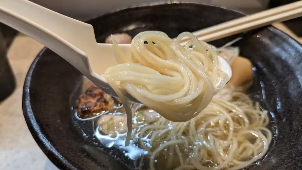 東京都練馬駅北口のラーメン屋minatomenの宍道湖しじみ中華そばの麺を拡大した様子