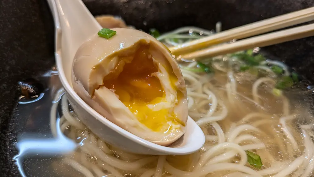 東京都練馬駅北口のラーメン屋minatomenの宍道湖しじみ中華そばの煮卵