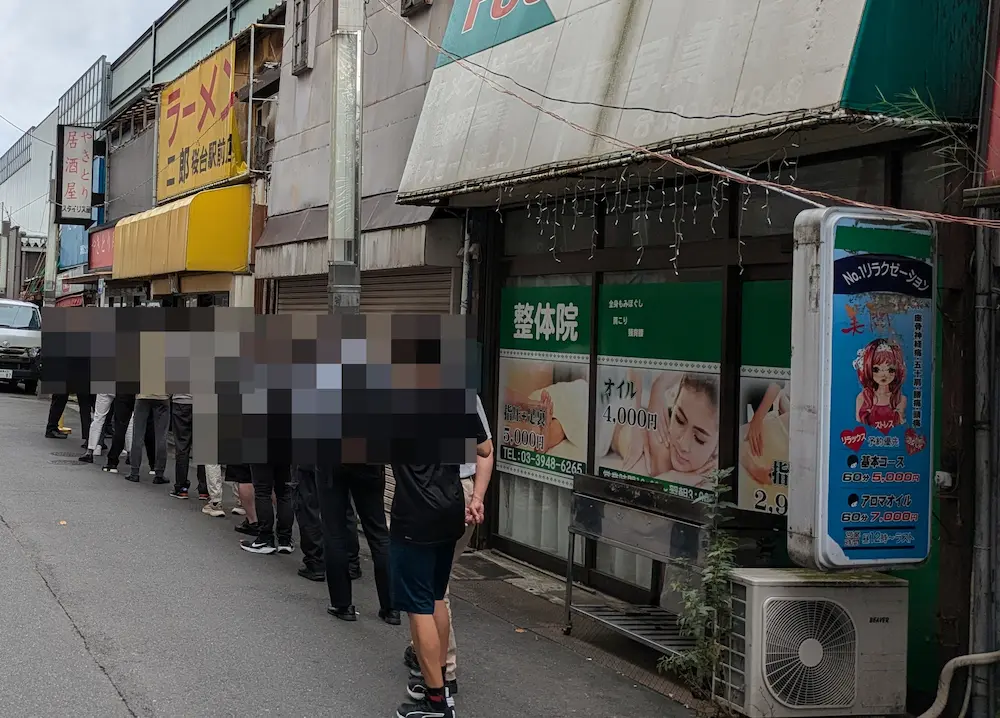 ラーメン次郎直営の桜台駅前店の行列の様子