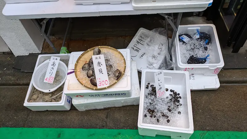 魚屋の花海（HANAKAI）の店頭に並べられた商品の様子