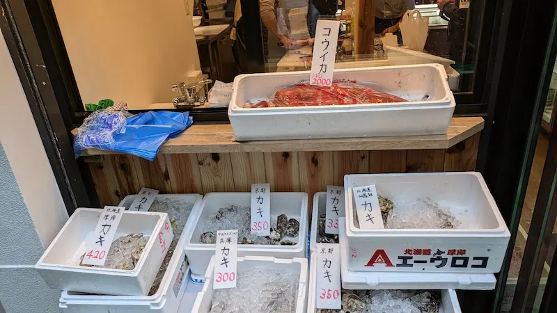 魚屋の花海（HANAKAI）の店頭に並べられた商品の様子