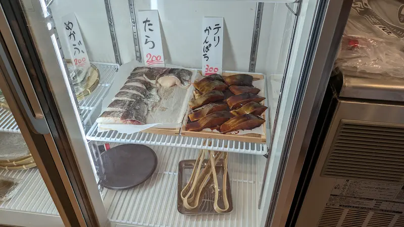 魚屋の花海（HANAKAI）の店内の調理場の様子