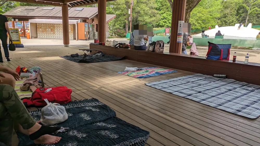 立川昭和記念公園のフワフワと休憩所