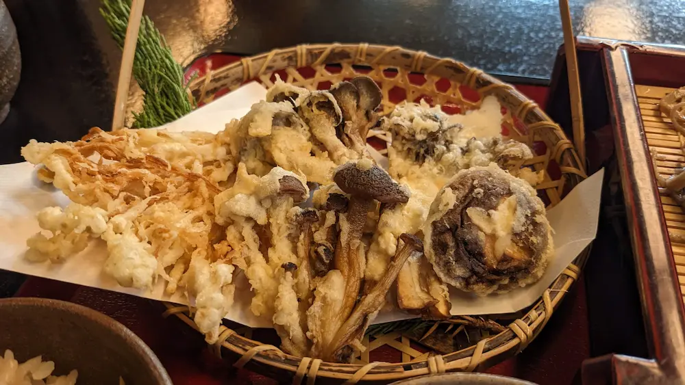 野方の蕎麦屋おおひらのきのこの天ぷら