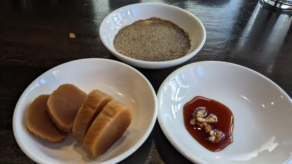 【中野区】野方餃子の調味料や漬物がお皿に盛られて出てくる様子