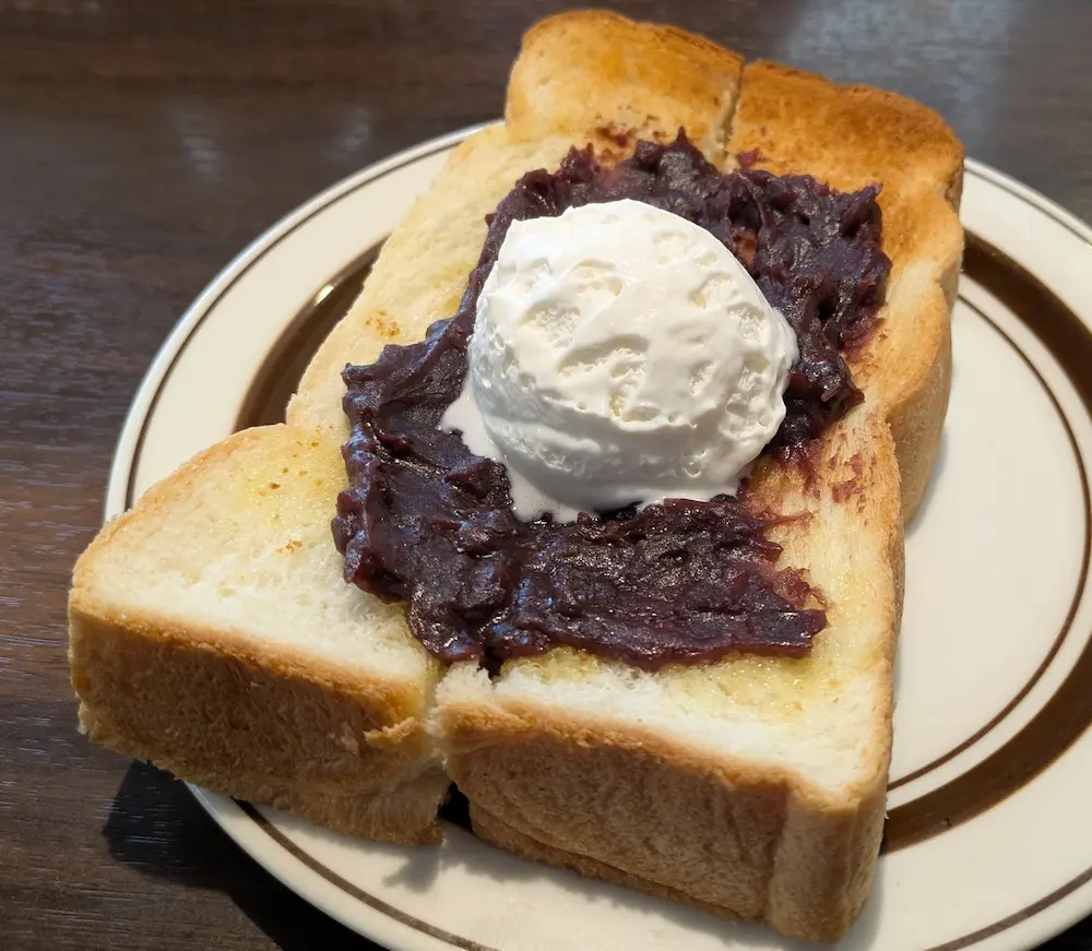 星乃珈琲のモーニングメニューのつぶあんホイップクリーム