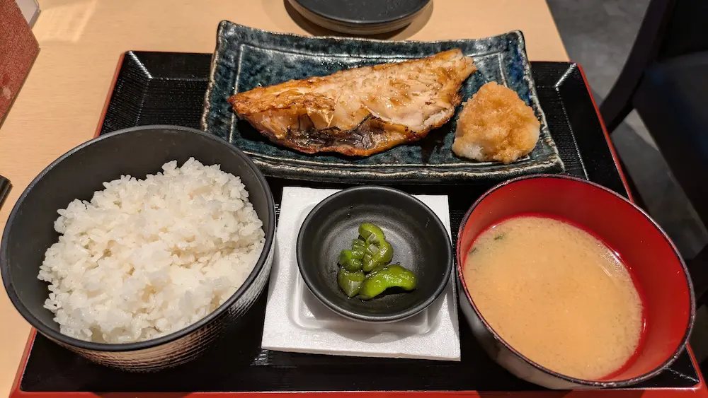 練馬の「地鶏と魚串 炙りもつ鍋 にこん」の日替わりランチあこう鯛の醤油焼き