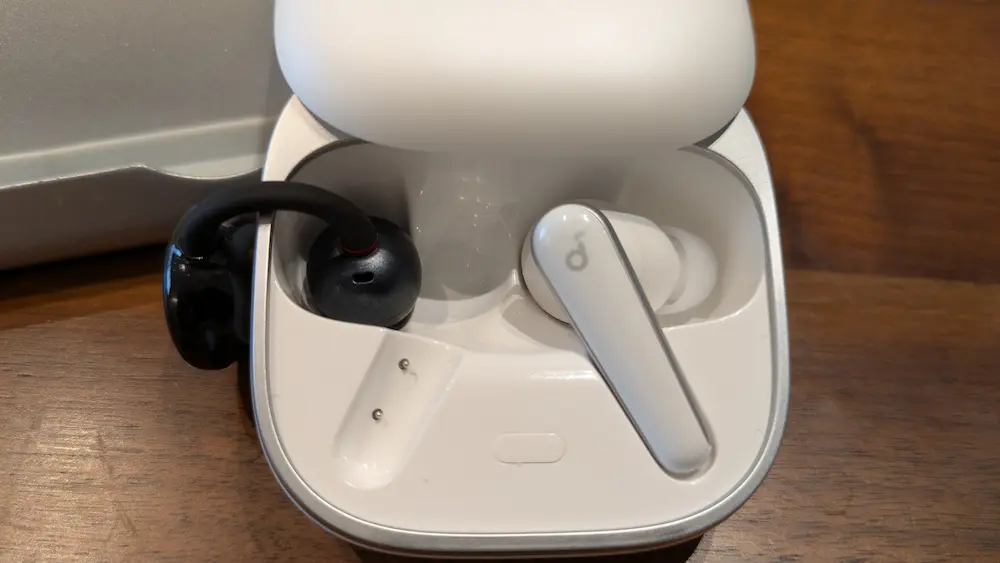 EarFun Clip(イヤーファンクリップ)とAnker Soundcore Liberty 5(アンカーリバティ5)の外観比較