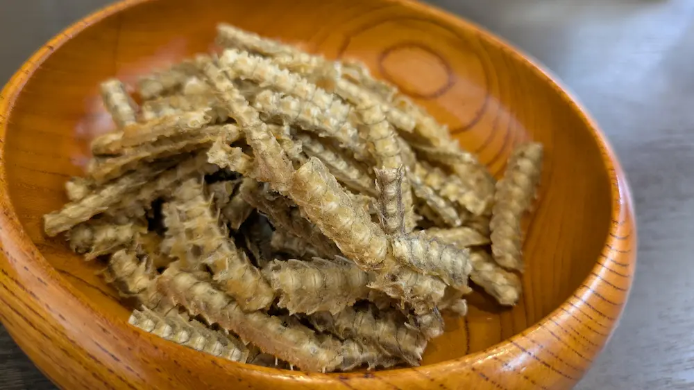 東長崎の鰻家(うなぎや)の骨せんべい