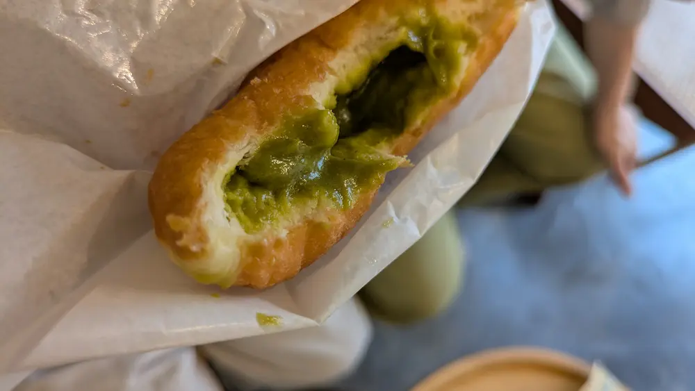 DAILY BAKES デイリーベイクスのピスタチオドーナツ