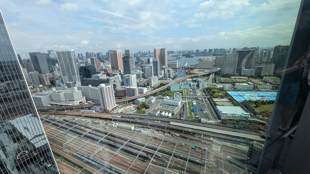 ニューマン高輪の中庭から見る外の鉄道が見える景色